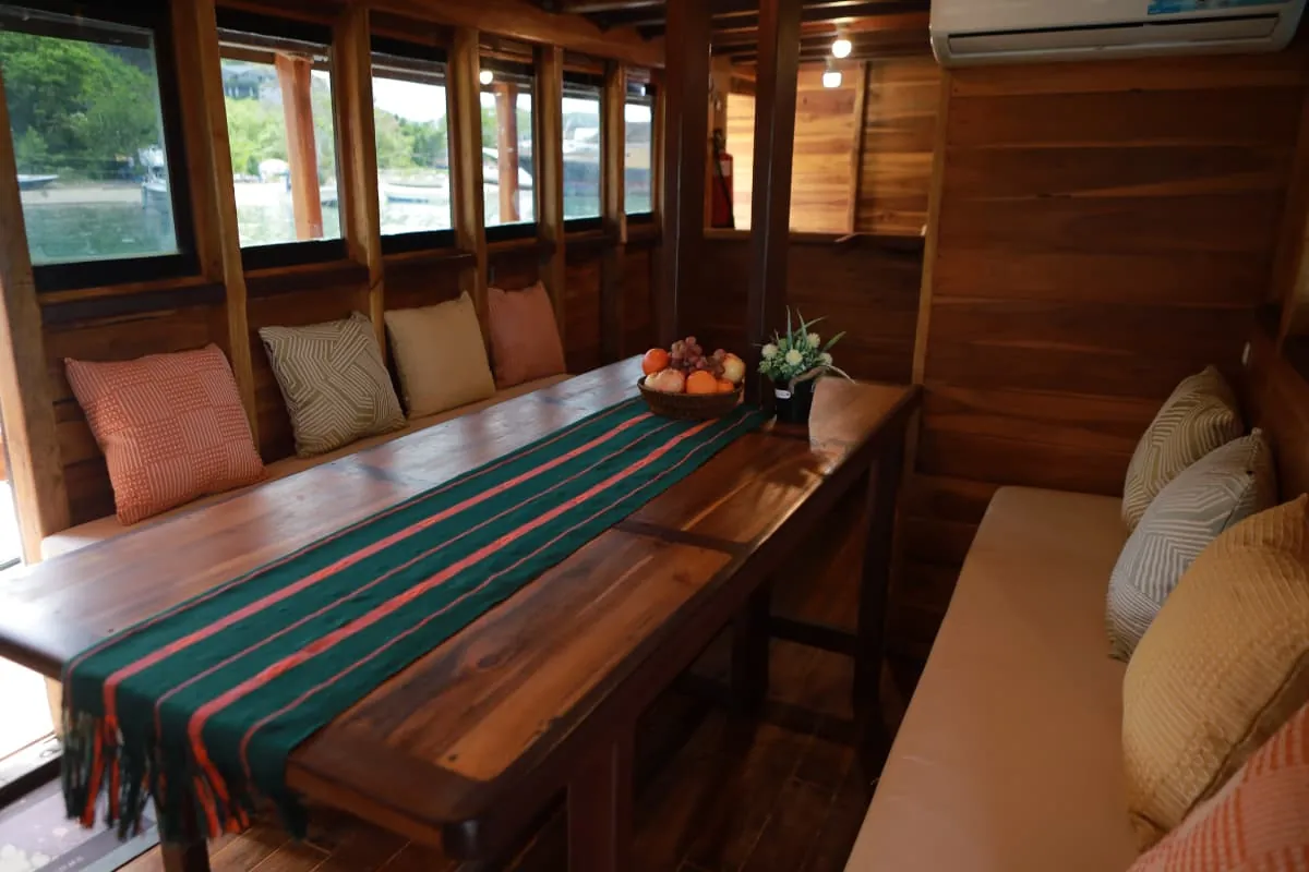 MV Floresta Restaurant & Dining